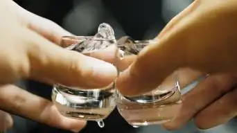 【原创高清】白酒干杯倒酒特写视频素材