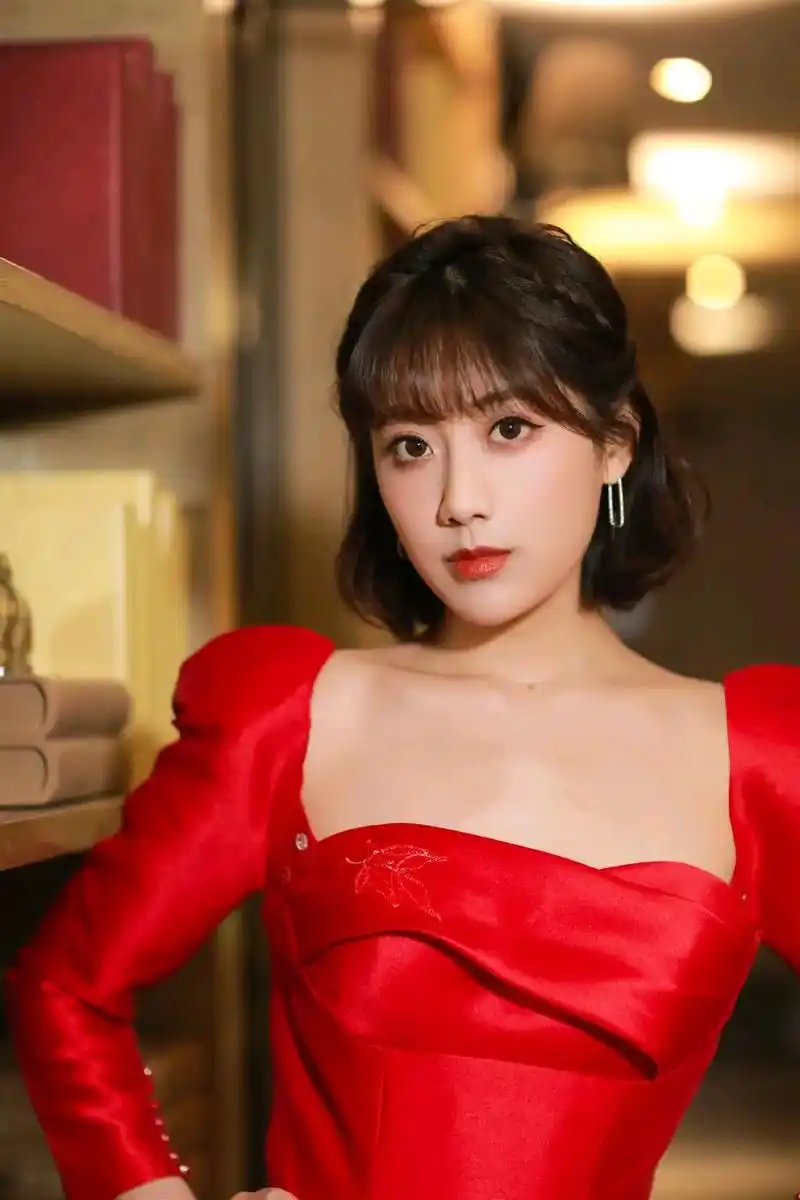 李艺彤,红衣美少女,倔强可爱,努力上进的小姐姐,好美