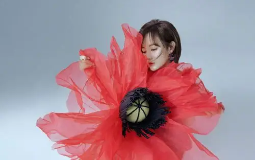 李一桐优雅灵动写真桌面壁纸