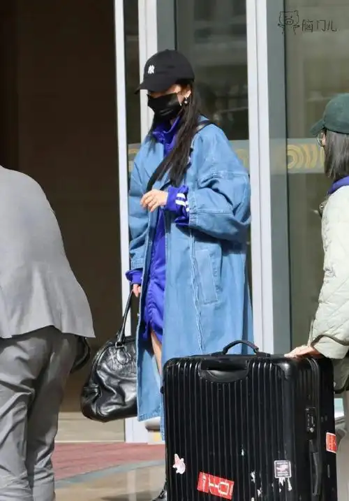 杨幂北京机场路透##杨幂牛仔风衣造型