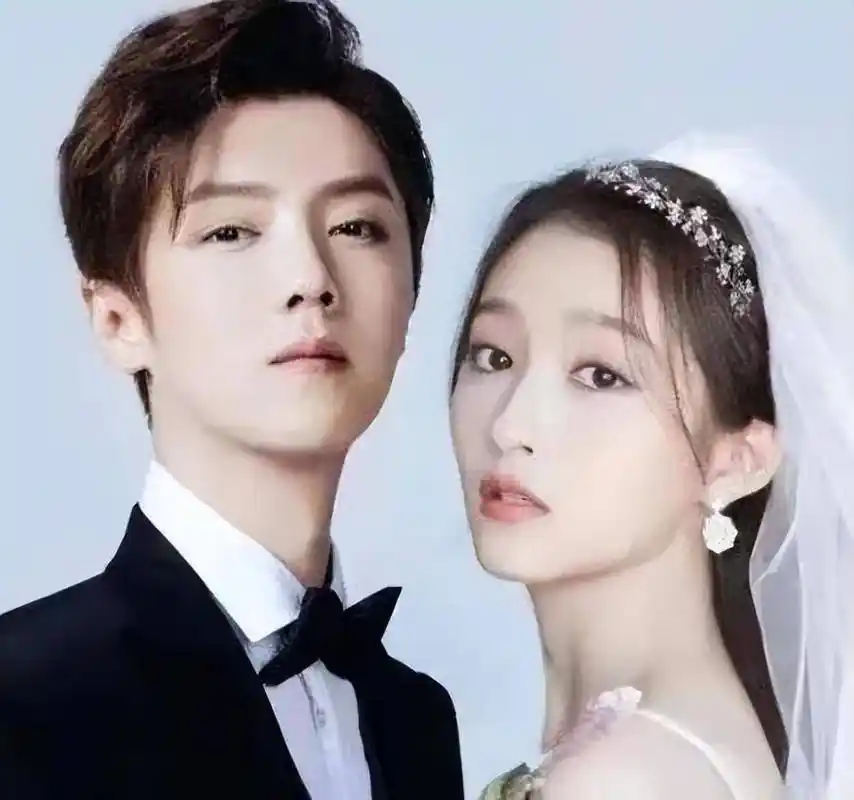 5哈中鹿晗碰到关晓彤哪一期|鹿晗晒女友撸猫照, 两人怀中各抱一只, 关