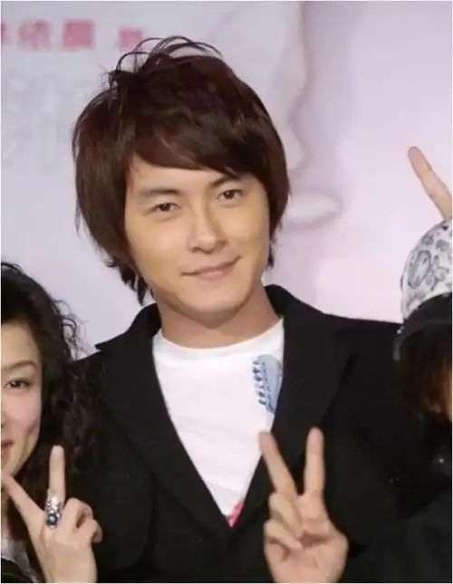 在接受媒体采访时,曾经扮演"袁湘琴"角色的林依晨,被问及与郑元畅的