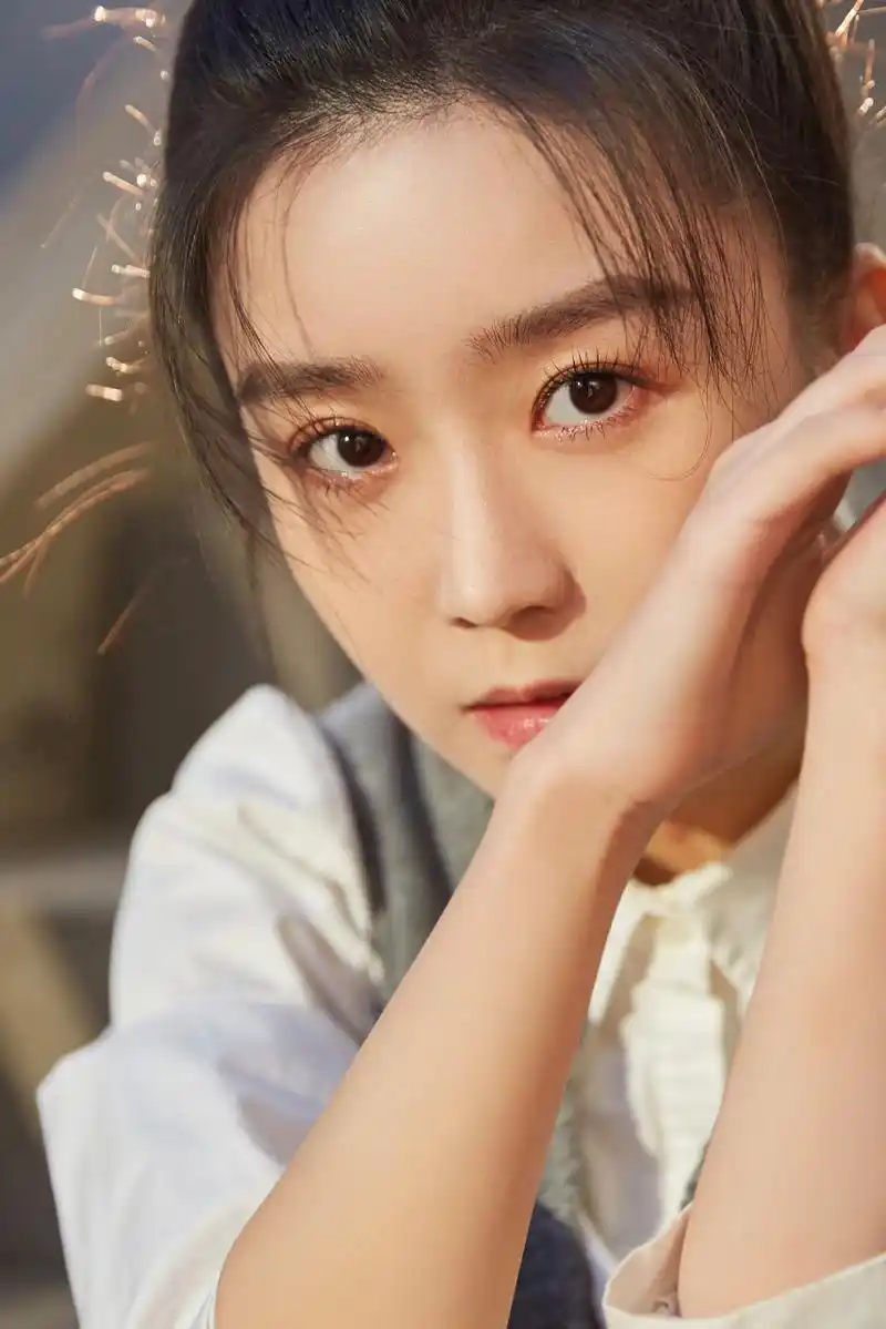 演员@宋伊人 出席#北电校庆# 盛典,白衬衫搭配灰色针织马甲,青春气息