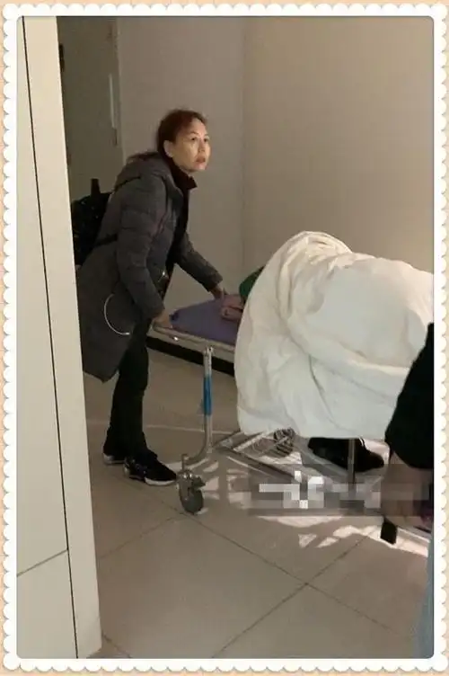 竟然被打进了医院,这是怎么回事呢,马蓉躺在推车上由马蓉母亲陪伴着
