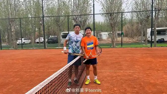 红土赛季来了当然得开始练红土啦今天跟付饶老师在凤凰红土交流了一下