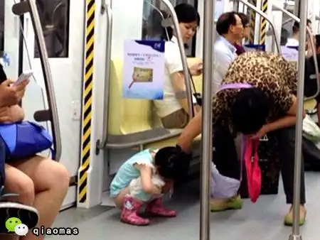 当街小便尚且忍了,可这在地铁里直接蹲地撒尿,实在看不下去了.