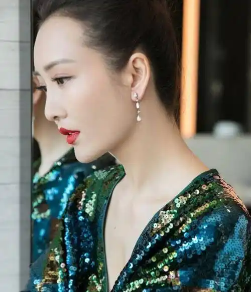 王鸥女人味十足,看起来非常时尚,而且王鸥的发型也是时尚的短发,脸上