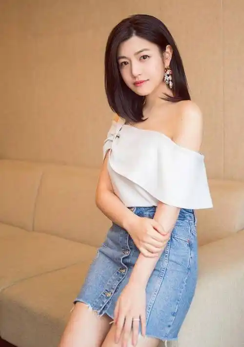 陈妍希晒剪刀手素颜照庆生,素颜皮肤无瑕疵,陈晓忙拍戏发文祝贺_祝福