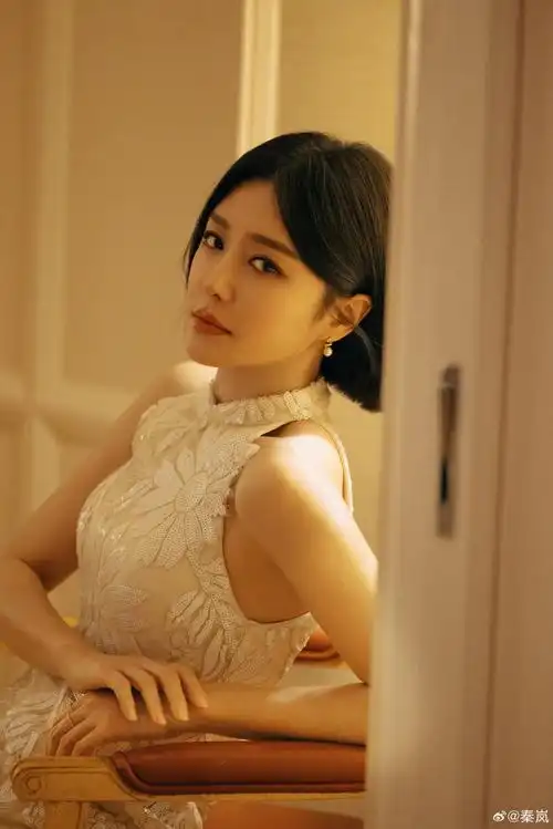 秦岚穿素白色旗袍 身姿曼妙气质优雅_综艺看点_大众网