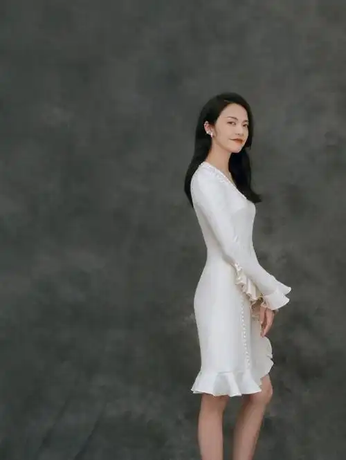 40岁女人怎么穿得优雅显气质,姚晨用白裙给出了答案,清新又减龄
