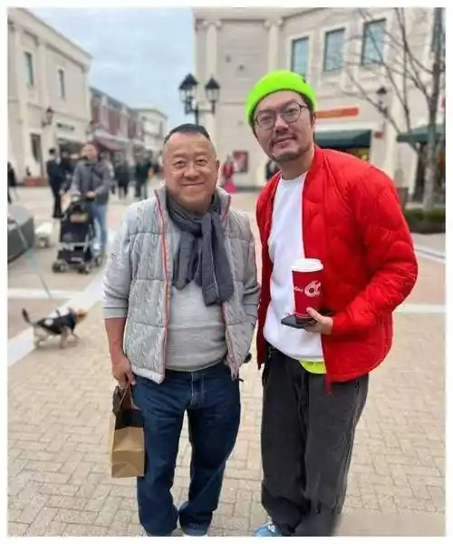 曾志伟71岁现身温哥华,时尚露腿装备吸睛!