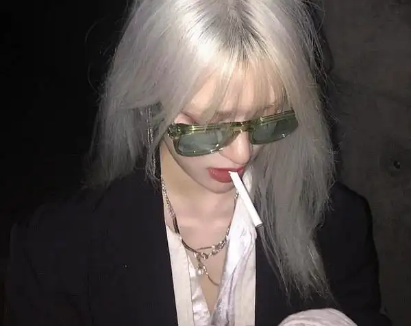 我来求求银发抽烟女头