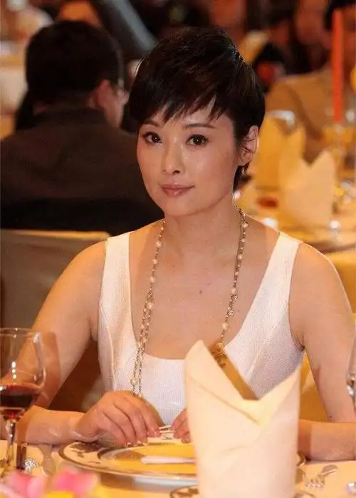 50岁袁立现身公益变化大,素颜脸颊浮肿有赘肉,和女孩相处显慈爱