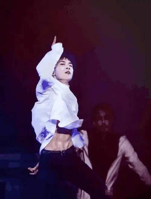 蔡徐坤下楼梯都要提着裤子这腰也太细而跳舞时的千玺腹肌很有料