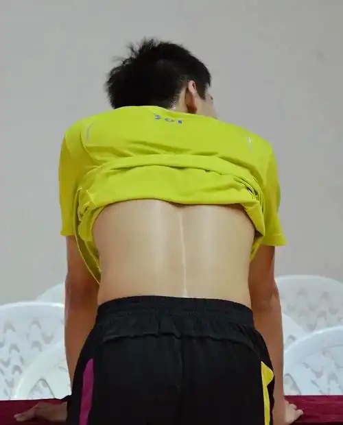 胖儿隆起的背肌和小雨深埋进去的背沟清晰可见 狠喜欢这种身体上的"承