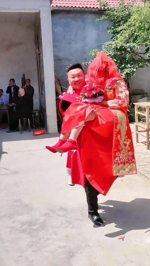 新郎抱新娘进家