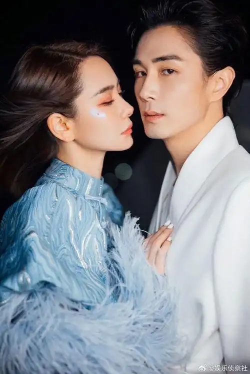 戚薇李承铉情侣造型录节目##李承铉用锣给戚薇遮阳好