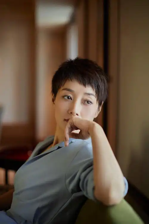 马伊琍最新写真曝光 超短发气质优雅尽显高级感