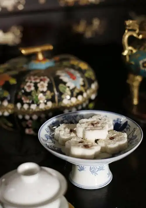 一条线是唯美中国风,合作ip包括《大鱼海棠》,《海上牧云记》,《如懿