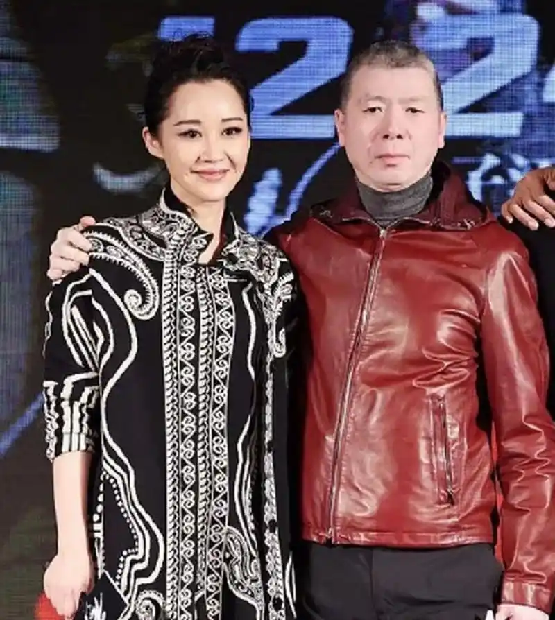 许晴,冯小刚同游欧洲,冯小刚黑衣黑裤,许晴身材前凸后翘,举止亲密似