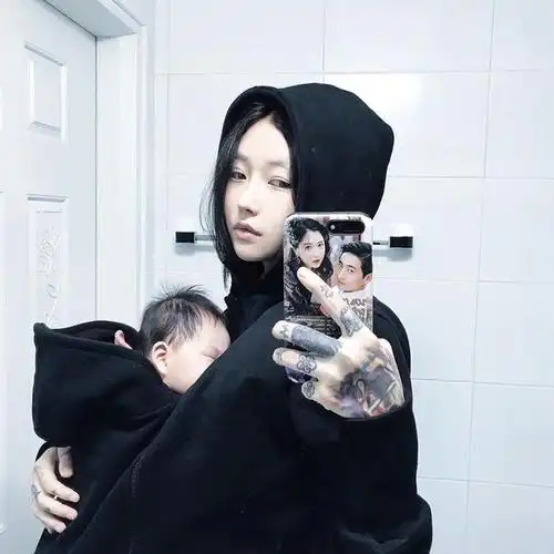 12张韩国纹身师安丽娜抱孩子照片