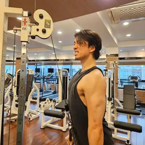 44岁孔刘晒健身照,粗壮手臂超吸睛,壮硕身材获粉丝点赞近百万-腾讯