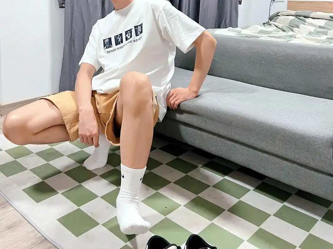 有人发自拍吗.没有的话我发啦 #男生袜子 #袜子04 #体育 - 抖音