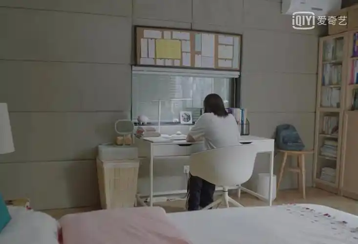 宋倩为了能监视英子的一举一动,甚至给英子的房间装上了隔音墙和透明