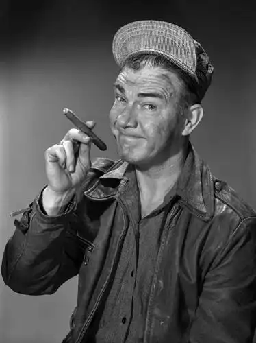 西方人,成年人,中年人,老年人,一个人,站,微笑,竖图,黑白,复古,欧洲