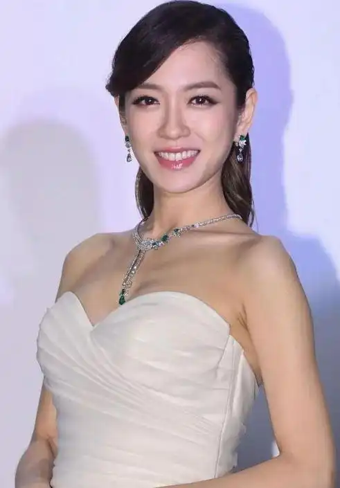 40岁的宝岛"绿茶"杨千霈:"好友"无数,跟屈中恒还是常联络