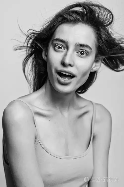 在灰色背景构成的美丽时装模特的肖像