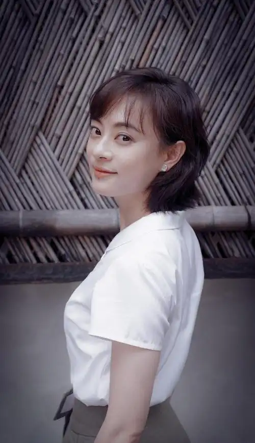 太可惜孙俪又剪短发穿露肩裙现身白玉兰新发型好乖巧