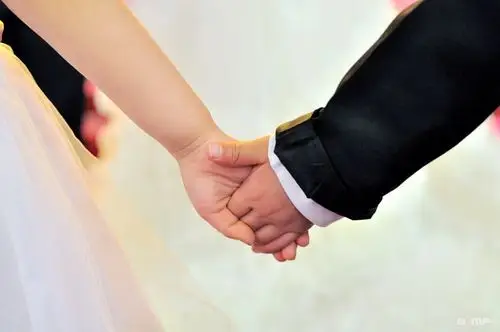 婚礼现场牵在一起的两只小手.感觉挺有喜感的.