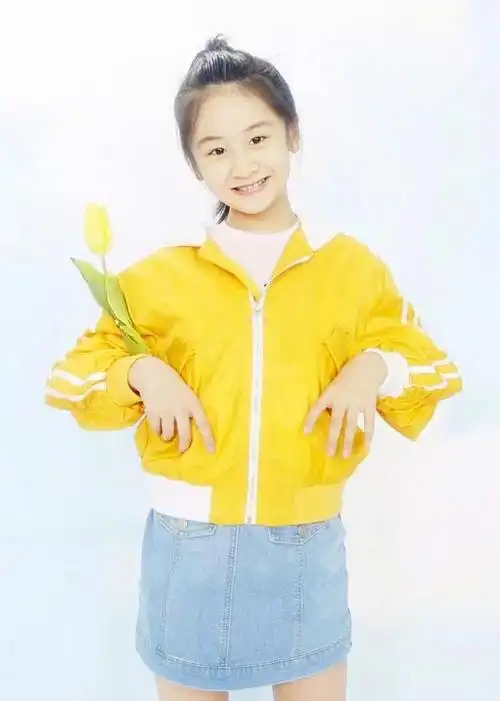 森碟海边度假花式凹造型,皮肤晒黑遭亲妈调侃,引粉丝心疼!_网易订阅