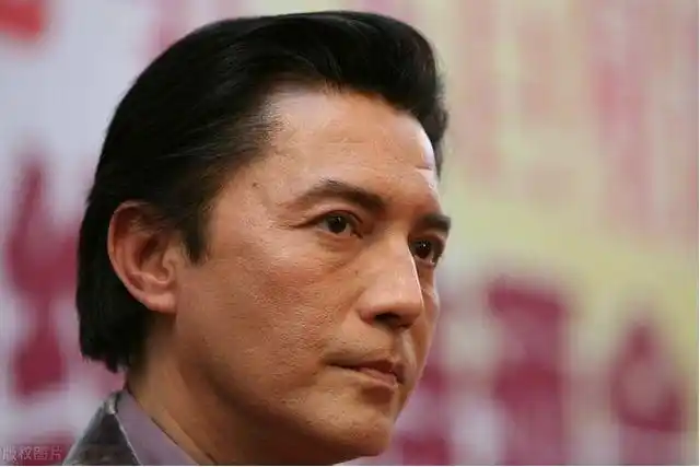 "亚洲第一美男"尊龙已无人识,68岁无父母无妻儿,仅有一狗相伴