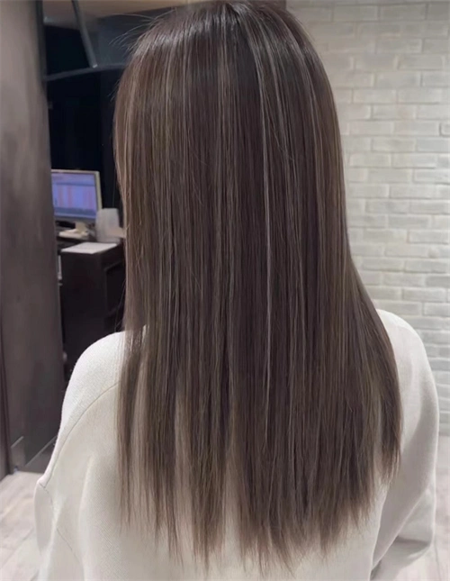 一款长发发型推荐,告别单一的单色染发,直发染也很好看的颜色.