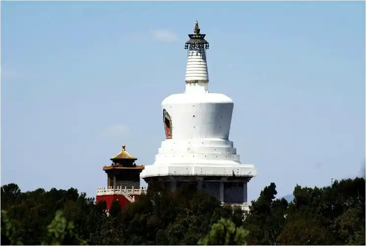从景山公园拍摄的白塔