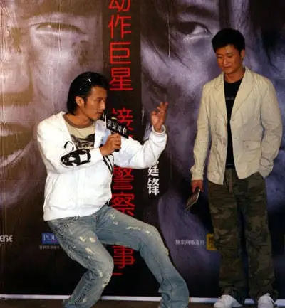 图吴京安志杰演的电影男儿本色孤儿兄妹打劫巨款遭背板