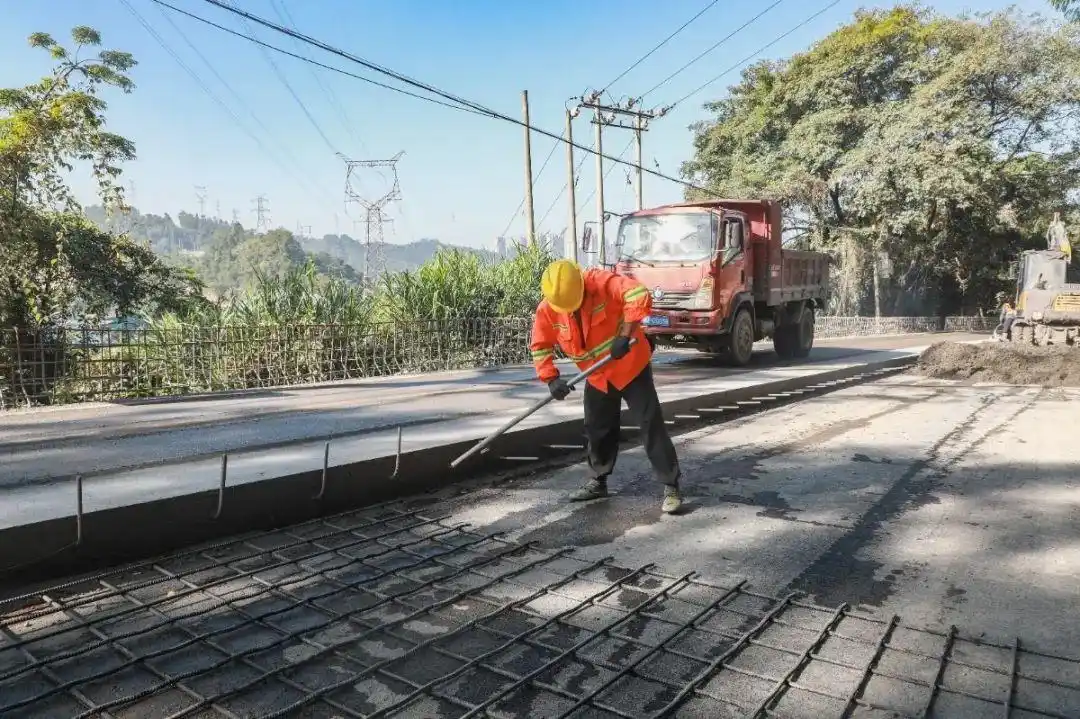 全省首条钢筋混凝土公路实现半幅通车 预计10月底可基本完工