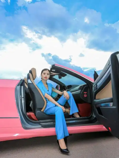 手握方向盘的女孩