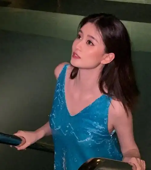 乔欣蓝色v领连衣裙甜美写真,清新淡雅,俏丽动人!__财经头条