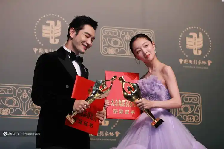 届金鸡百花电影节闭幕黄晓明周冬雨后台碰面校友彼此传递好运齐捧奖杯