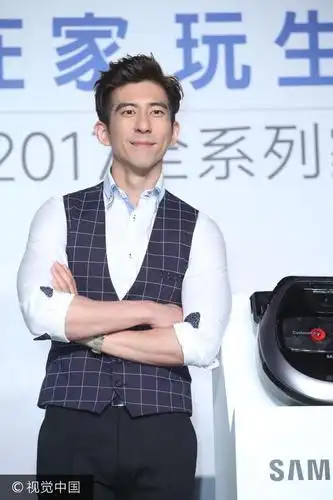 型男奶爸修杰楷出席家电代言 抱胸摆pose分享做家事秘诀_网易订阅