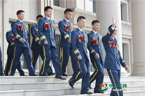 13对新人空军歼8f战机前办婚礼