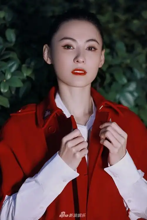张柏芝扎高马尾知性干练 红唇衬衫搭红裙显新年氛围
