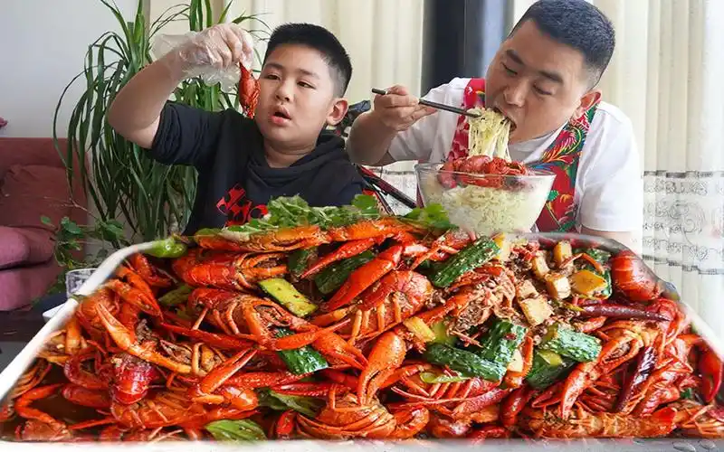 超小厨懒人方法做麻辣龙虾,6斤小龙虾2斤面条,汤汁拌面有滋有味