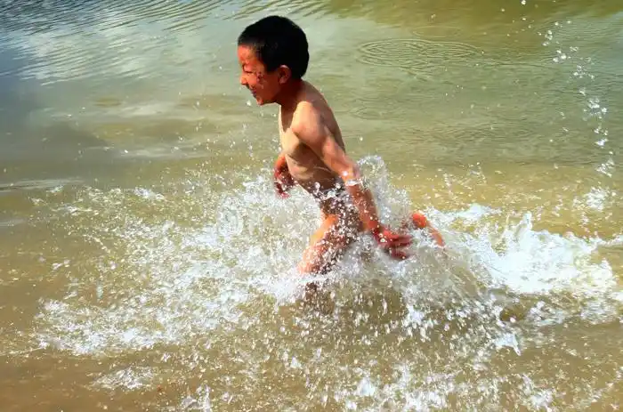 戏水的儿童 - 悟墨斋主人 - 悟墨书法 摄影