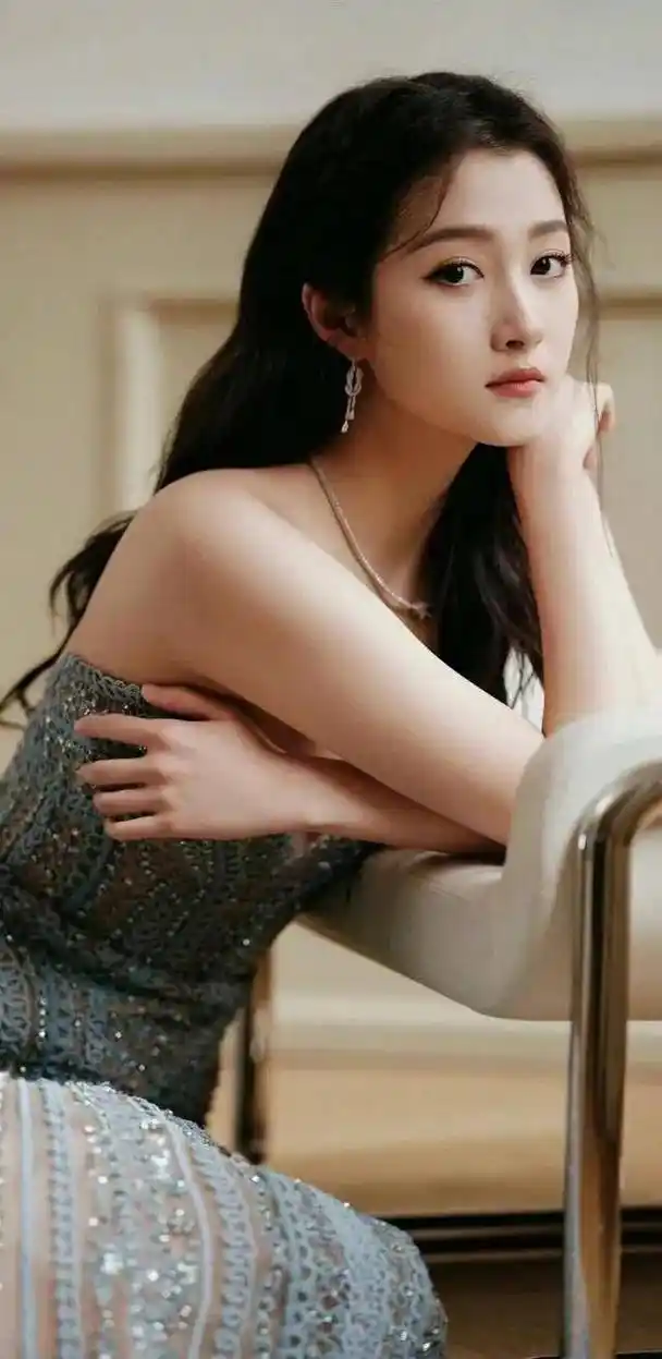 站在职业生涯十字路口的关晓彤,怎么选择