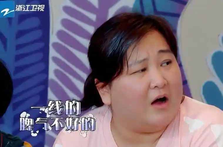 贾玲模仿吉娜,腰上的三层游泳圈很明显,网友:该减肥了!_身材_节目_嘉