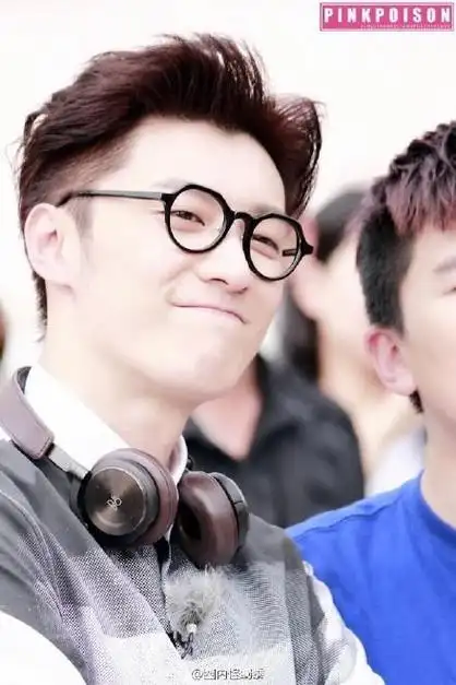 乔任梁去世和王思聪有关吗 乔任梁王思聪八人蛋糕派对事件 - 冷求网